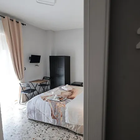 Nocleg ze śniadaniem A Cartulina E Napule 3*