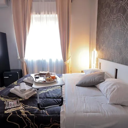 A Cartulina E Napulè Attico Con Vista Porto Ascensore Colazione Inclusa Nel Cuore Autentico Di A 5 Minuti Dalla Stazione E Dal Centro Storico Ac Bed & Breakfast 3*