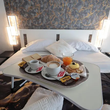 A Cartulina E Napulè Attico Con Vista Porto Ascensore Colazione Inclusa Nel Cuore Autentico Di A 5 Minuti Dalla Stazione E Dal Centro Storico Ac Bed & Breakfast 3*